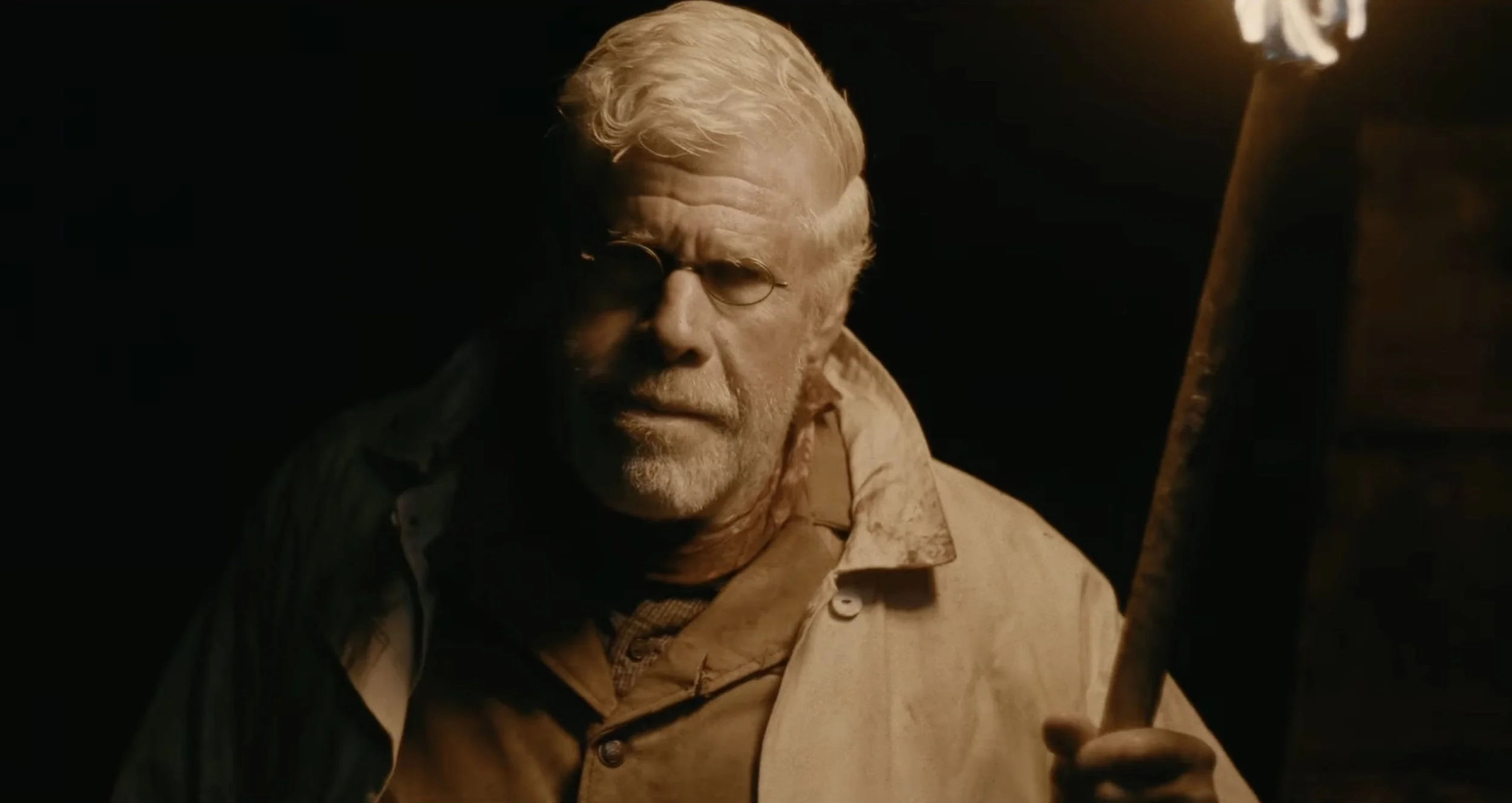 Ron Perlman and Esai Morales riding in the trailer of the western Crudo Revenge COTTONMOUTH Ron Perlman and Esai Morales riding in the trailer of the western Crudo Revenge COTTONMOUTH